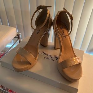 NIB Diverse Style Sydni Dion Sweetie Cashew Light Nude 8 Heels
